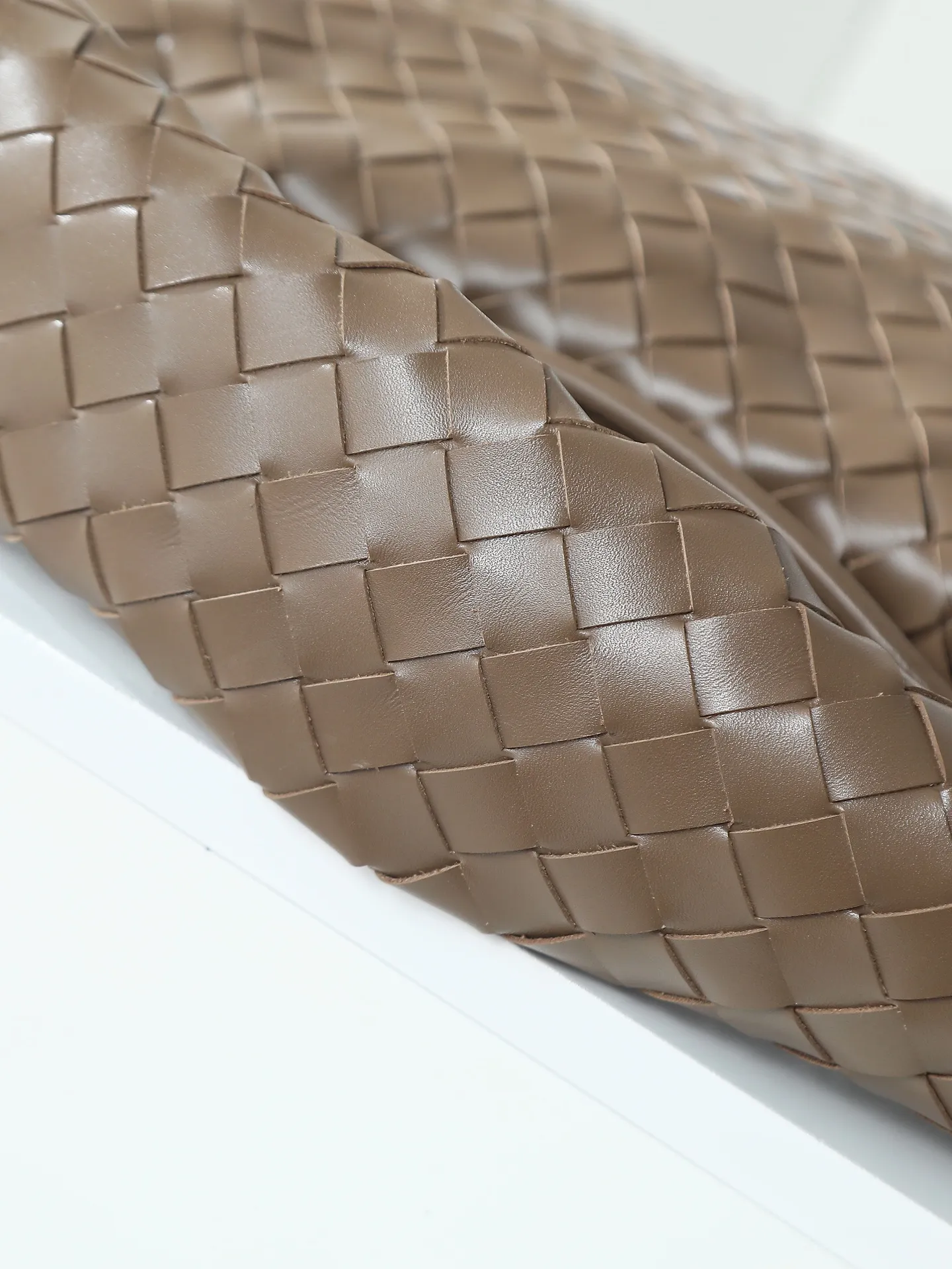 1180. #Bv’s new medium size HO 796262. The bag body and handles are made of a whole piece of woven leather. The bag body is soft and lazy. Ho symbolizes the praise of innovation and eternal craftsmanship [love]. The pyramid silhouette combines practicality and fashion. It is modern and casual. The double-sided closure design of the bag mouth is more convenient and safe! Made of soft cowhide and full of texture, this is a must-have for fashionable ladies who like minimalism, comfort and casualness! Dimensions: 46x21x10